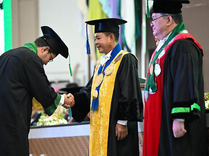 WISUDA: Rektor USU Prof Muryanto Amin, saat mewisuda 1.757 lulusan di Auditorium USU dan penayangan streaming YouTube, pada Jumat-Sabtu, 7-8 Februari 2025. (Dokumen Humas USU)