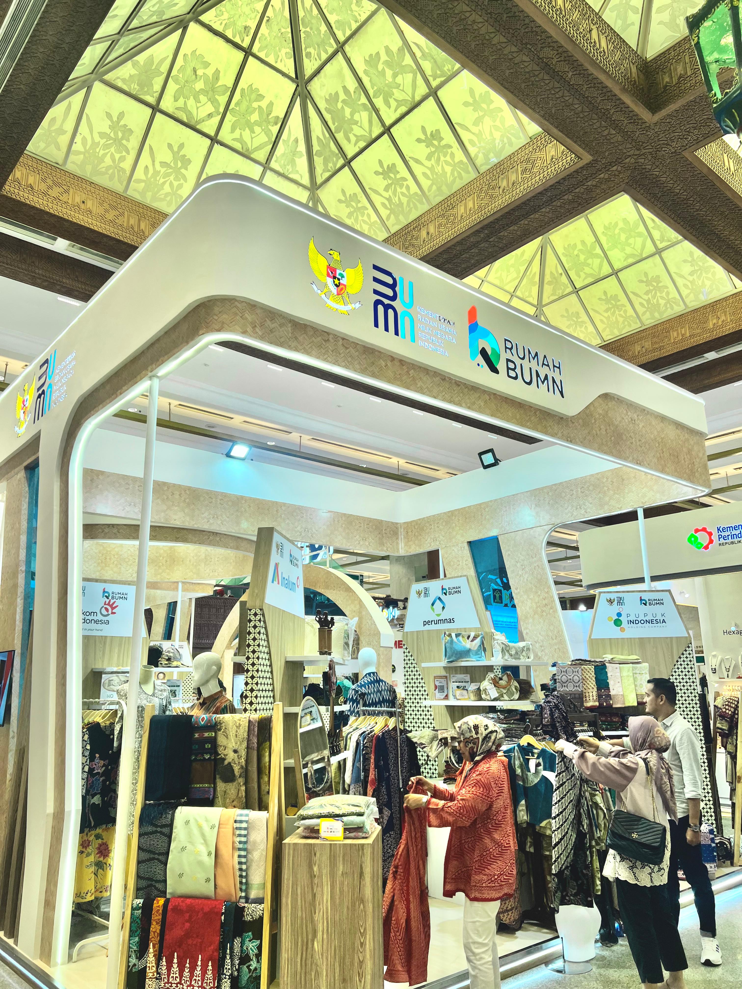 ANTUSIAS: Masyarakat antusias mengunjungi booth Rumah BUMN pada Pameran INACRAFT 2025. ISTIMEWA/SUMUT POS
