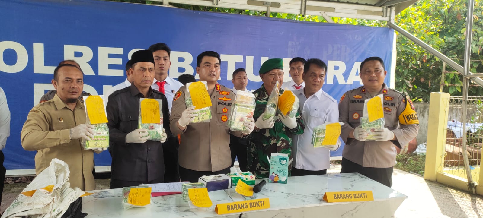 KONFERENSI PERS: Kapolres Batubara AKBP Taufik Hidayat Thayeb saat konferensi pers pengungkapan narkotika sabu 10 Kg, Senin(7/2/2025). (Liberti&nbsp;H&nbsp;Haloho)