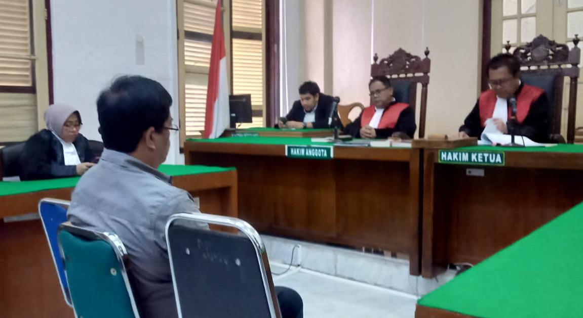 PUTUSAN: Eks anggota DPRD Sumut, Jubel Tambunan terdakwa kasus korupsi menjalani sidang putusan di Pengadilan Tipikor Medan, Senin (10/2). AGUSMAN/SUMUT&nbsp;POS