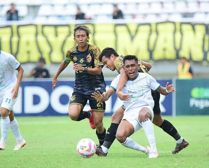 Pemain PSMS dan Sriwijaya FC berebut bola pada pertandingan Playoff Degradasi Liga 2 musim ini di Stadion Gelora Jakabaring, Palembang, Senin (10/2/2025) sore.&nbsp;(Dok&nbsp;PSMS)