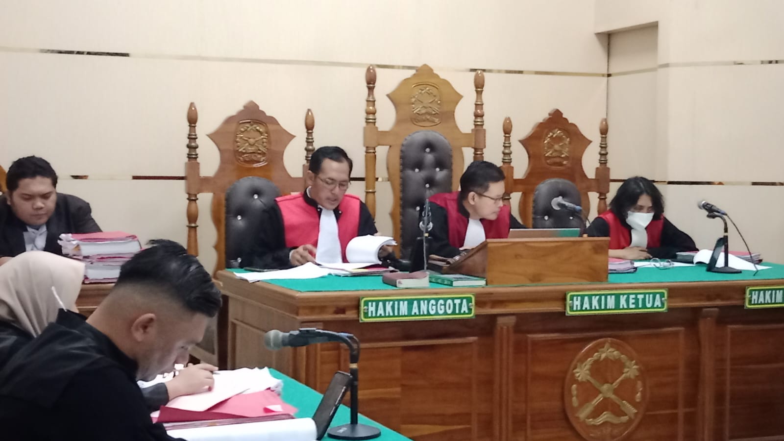 SIDANG: Hakim Joko Widodo (kiri) saat menyidangkan perkara terdakwa kasus penggelapan di Bank Mega, Senin (10/2). AGUSMAN/SUMUT&nbsp;POS