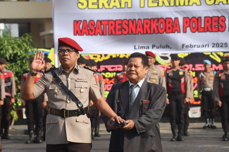 SERTIJAB: Kapolres Batubara AKBP Taufiq Hidayat Thayeb lakukan Setijab Kasatnarkoba dari  AKP Ferry Kusnadi. SH. MH., Digantikan AKP. Ramses P.Panjaitan SH, Selasa(11/2/2025) di Aula Polres Batubara.