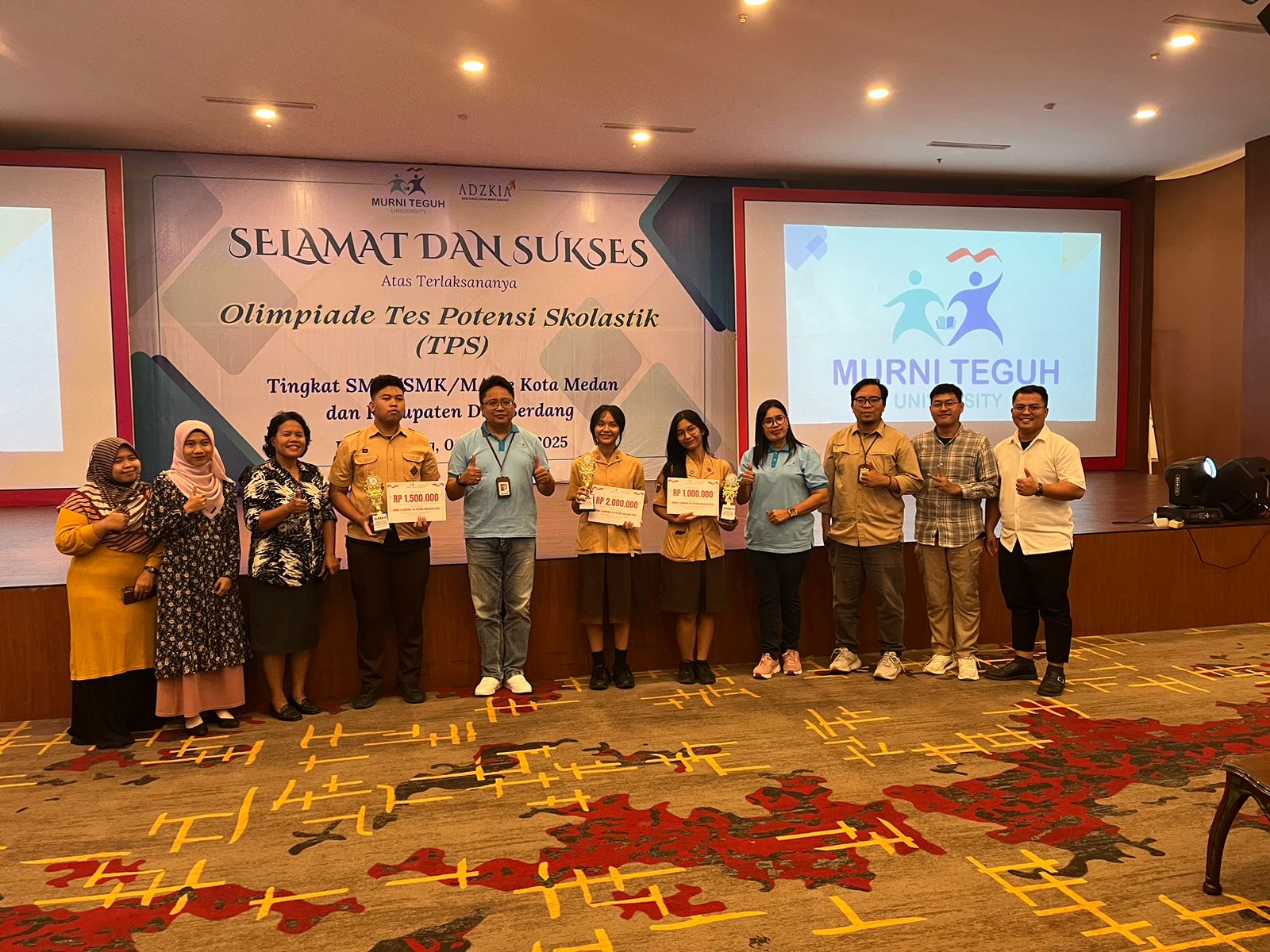 PEMENANG: Tiga Pemenang dari SMA Santo Thomas 1 saat meraih juara di ajang Olimpiade Tes Potensi Skolastik yang digelar Universitas Murni Teguh.