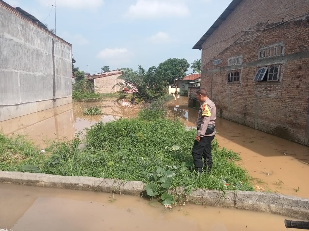 CEK: Personel kepolisian Polsek Rambutan  melaksanakan pengecekan di perumahan di Kelurahan Sri Padang akibat korban banjir kiriman. SOPIAN/SUMUT&nbsp;POS