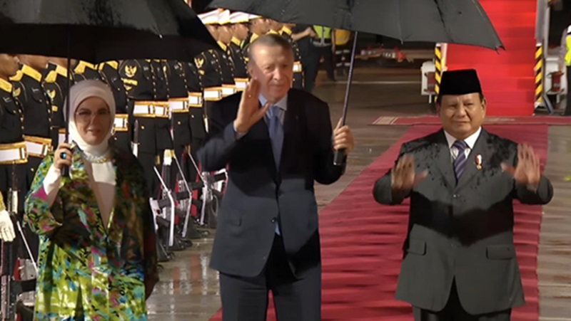 SAMBUT: Presiden RI, Prabowo saat menyambut kedatangan Presiden Turki, Erdogan di Bandara Halim, Selasa (11/2/2025).