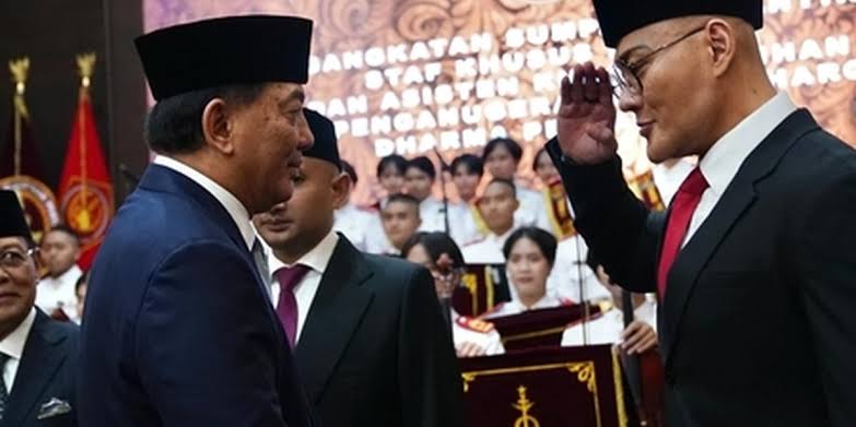 LANTIK: Deddy Corbuzer saat dilantik menjadi staf khusus Kemenhan karena aktif dan memiliki pengaruh di media sosial.