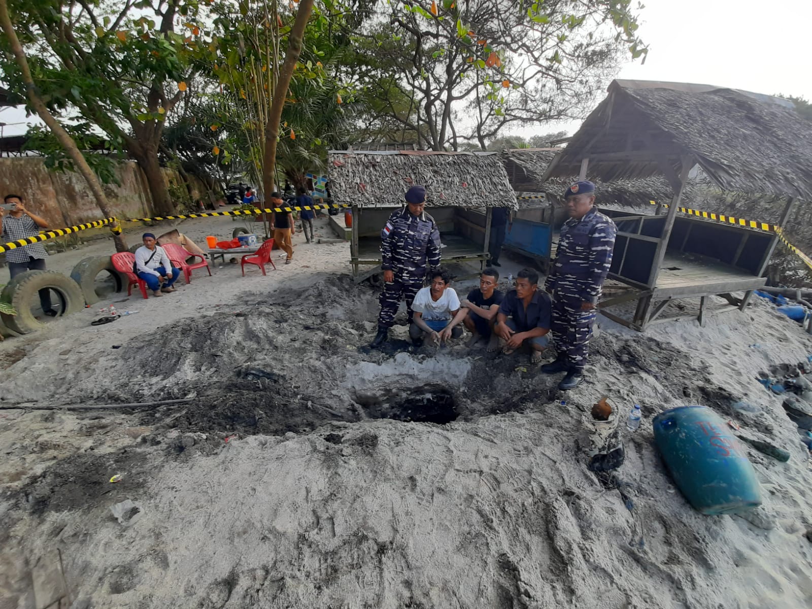 DITANGKAP: Tim Gabungan Lantamal I yang dipimpin oleh Dantim F1QR Lantamal I Mayor Laut (S) Jagar Verno Jhodi Hutagaol, S.H. menangkap terhadap pencurian BBM jenis Avtur milik Pertamina di Pantai Dewi