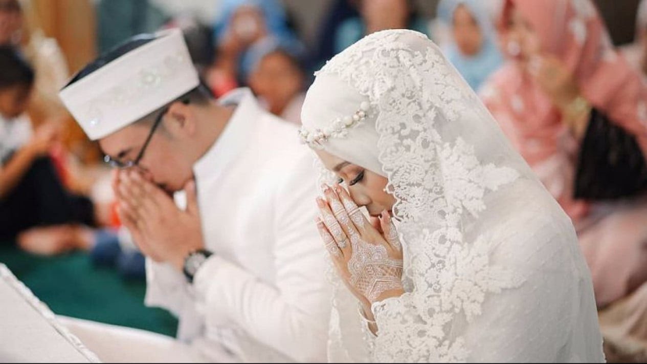 MENIKAH: Pasangan pengantin berdoa setelab ijab kabul.