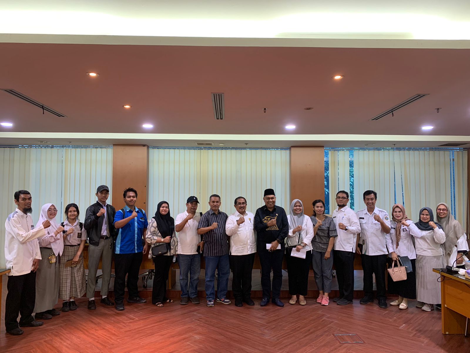 BERSAMA: Ketua Komisi E DPRD Sumut, Subandi diabadikan bersama Kepala Dinas Pendidikan Sumut, Abdul Haris Lubis di sela sela RDP. ISTIMEWA/SUMUT&nbsp;POS