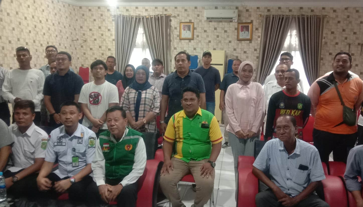 Camat Medan Maimun Al Muqarrom Natapradja SSTP didampingi Koordinator KONI Kecamatan Medan Maimun terpilih Amrito Sinurat bersama pengurus KONI Medan dan peserta Musorcam Medan Maimun.