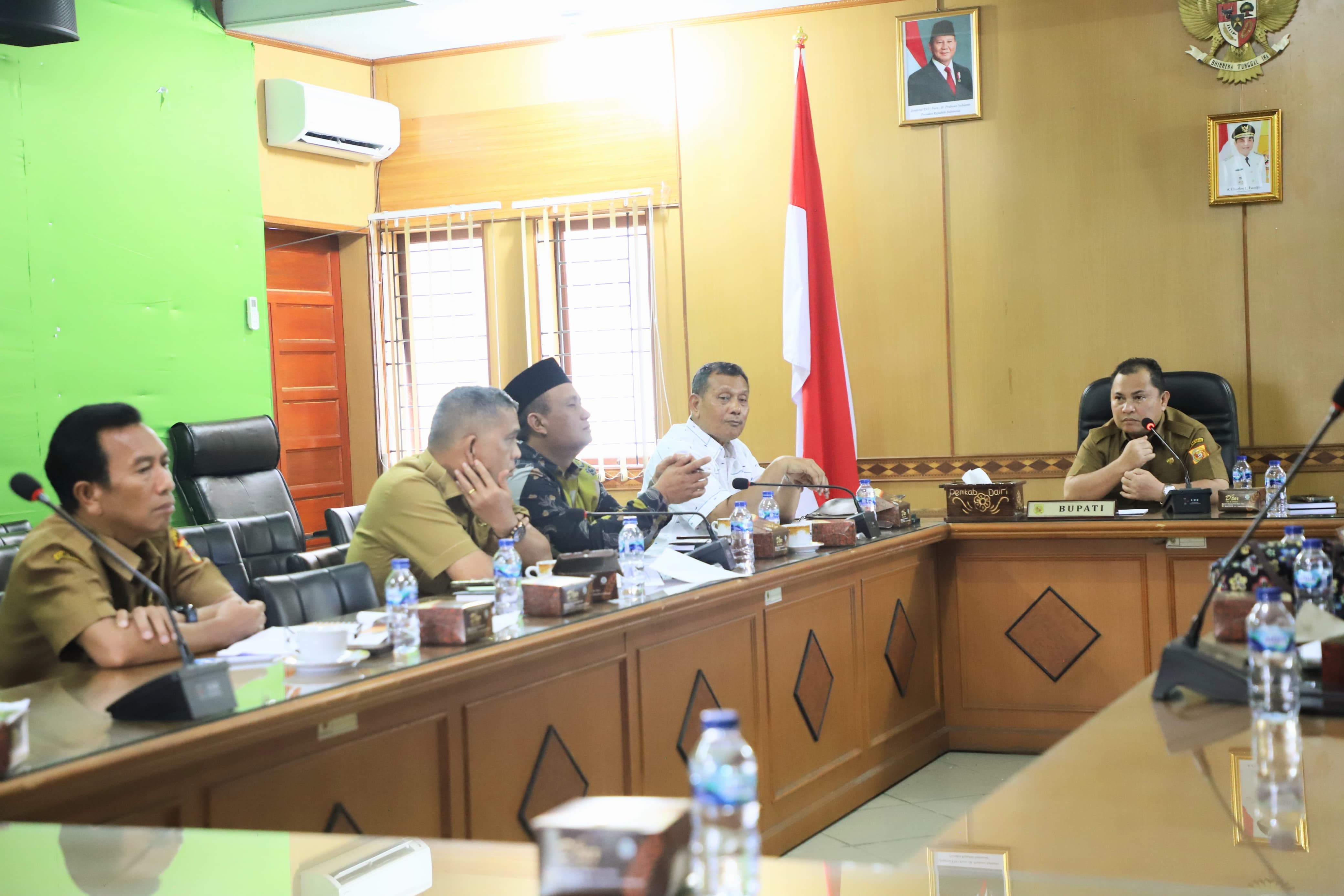 RAPAT KORDINASI: Pj Bupati Dairi, Surung Charles Lamhot Bantjin dihadiri Bupati/Wakil Bupati Dairi terpilih, Vickner Sinaga-Wahyu Daniel Sagala saat melakukan rapat koordinasi pelantikan diruang rapat