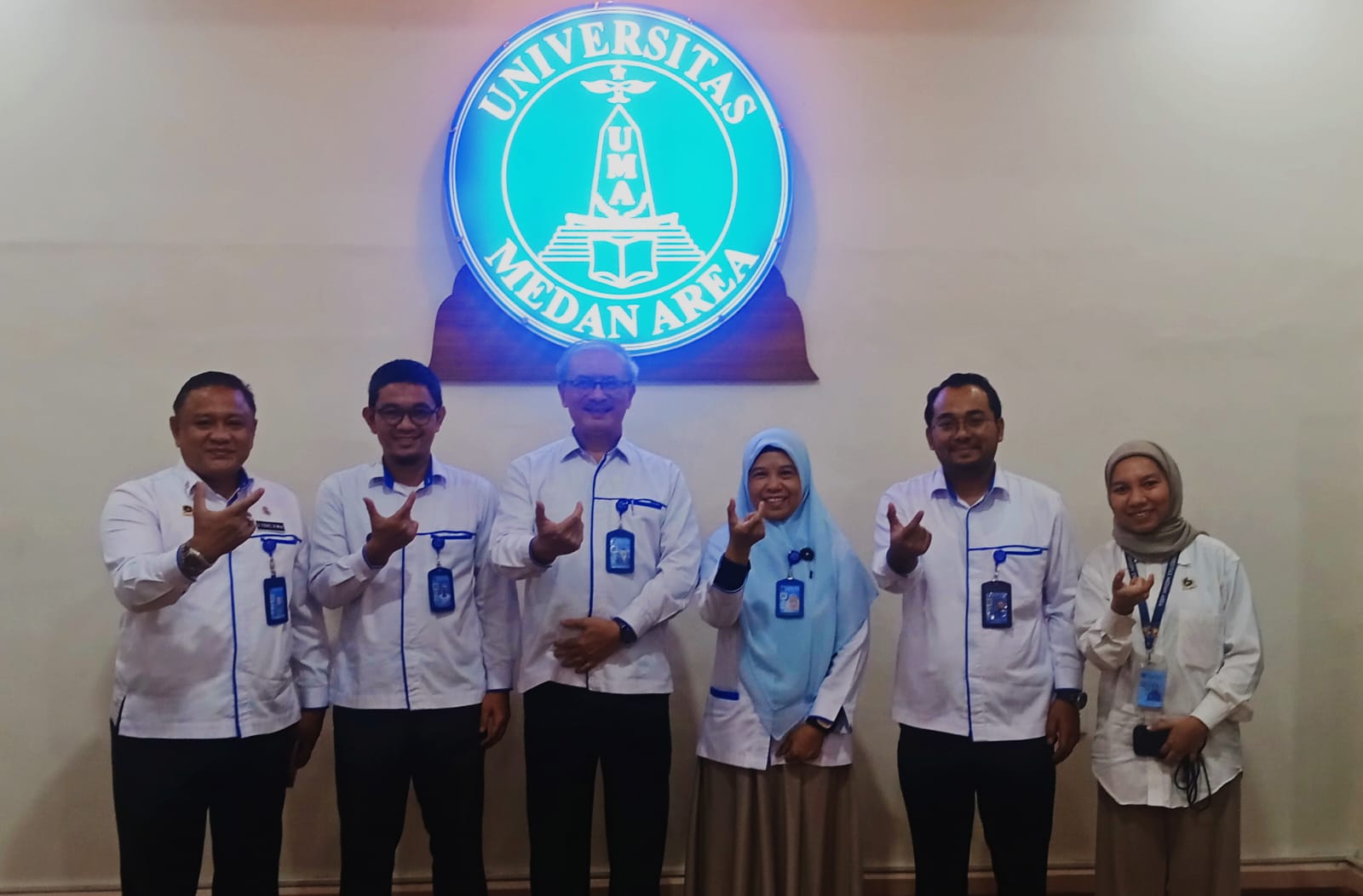 UNGGUL: Rektor UMA Prof Dr Dadan Ramdan MEng MSc (ketiga kiri) bersama empat wakil rektor dan kabid Humas UMA, Rabu (12/2). (DEDDI MULIA PURBA/SUMUT&nbsp;POS)