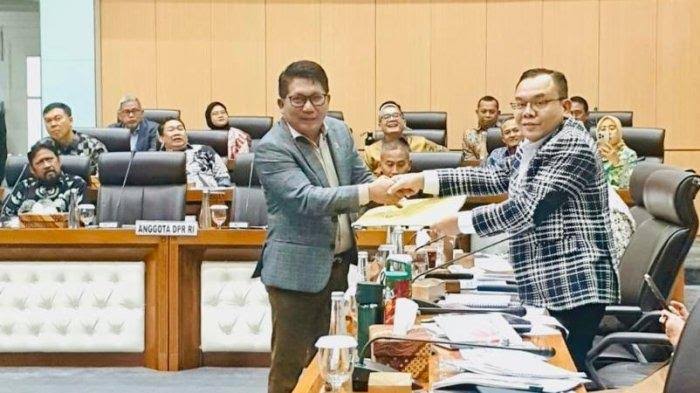SALAMAN: Ketua Komisi VII DPR RI, Saleh Partaonan Daulay, bersalaman dengan Dirut TVRI Iman Brotoseno dan Dirut RRI I Hendrasmo, di DPR RI, Senayan, Jakarta, Rabu, (12/2/2025).