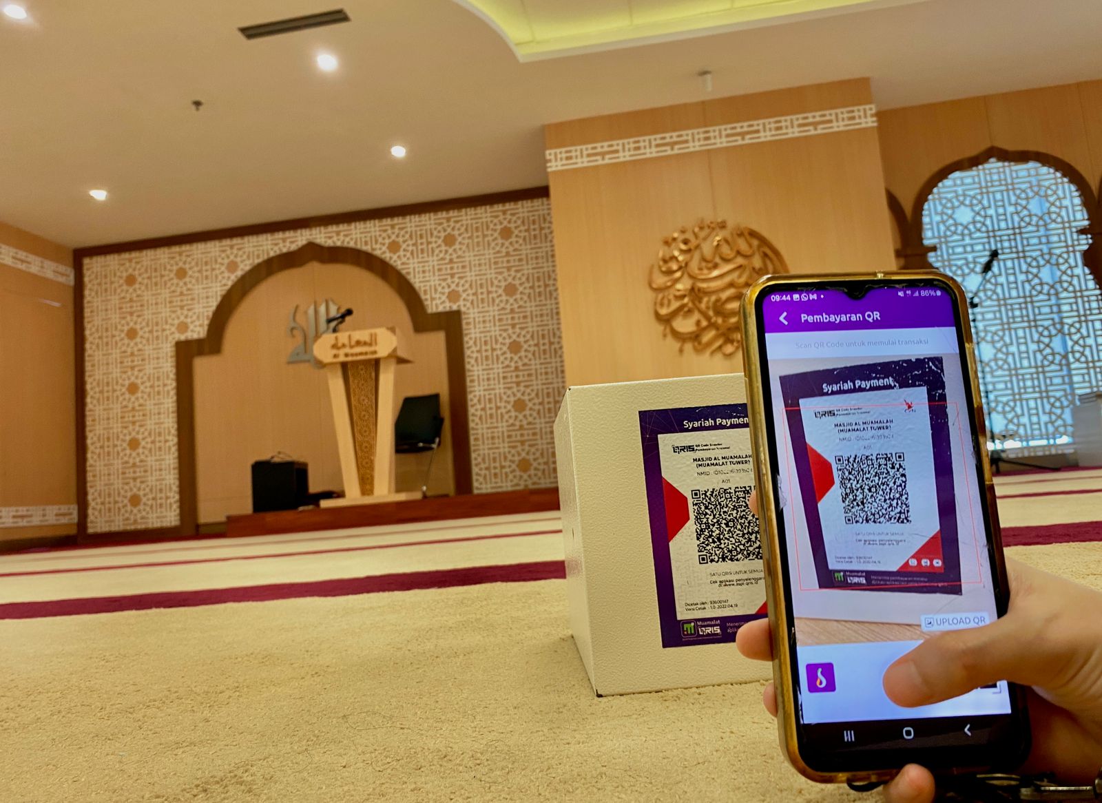 INFAQ: Nasabah Bank Muamalat saat berinfaq dengan menggunakan Qris DIN.