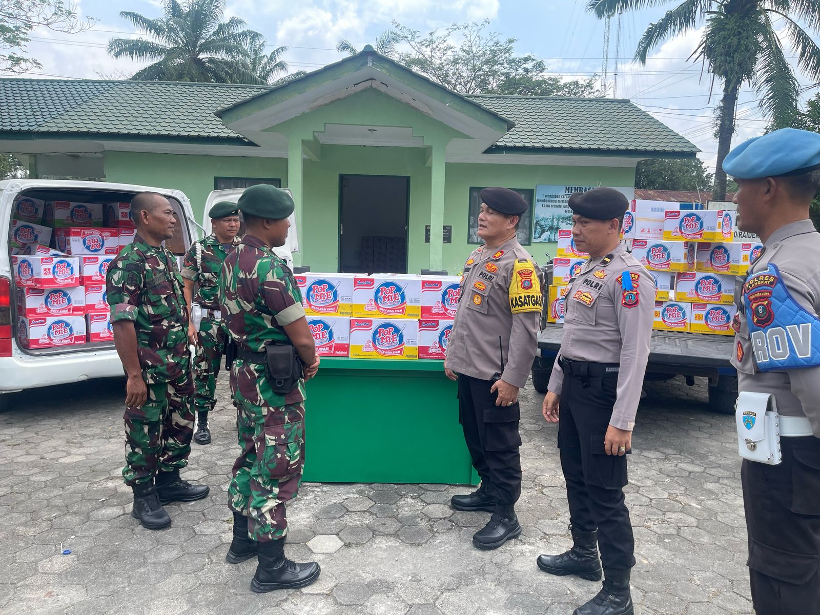 BANTUAN: Kapolres Langkat, AKBP David Triyo Prasojo menyerahkan bantuan logistik kepada Satgas Pamtas Mobile RI-PNG TA 2025 dari Batalyon Raider 100/PS. SAHRUL/SUMUT&nbsp;POS