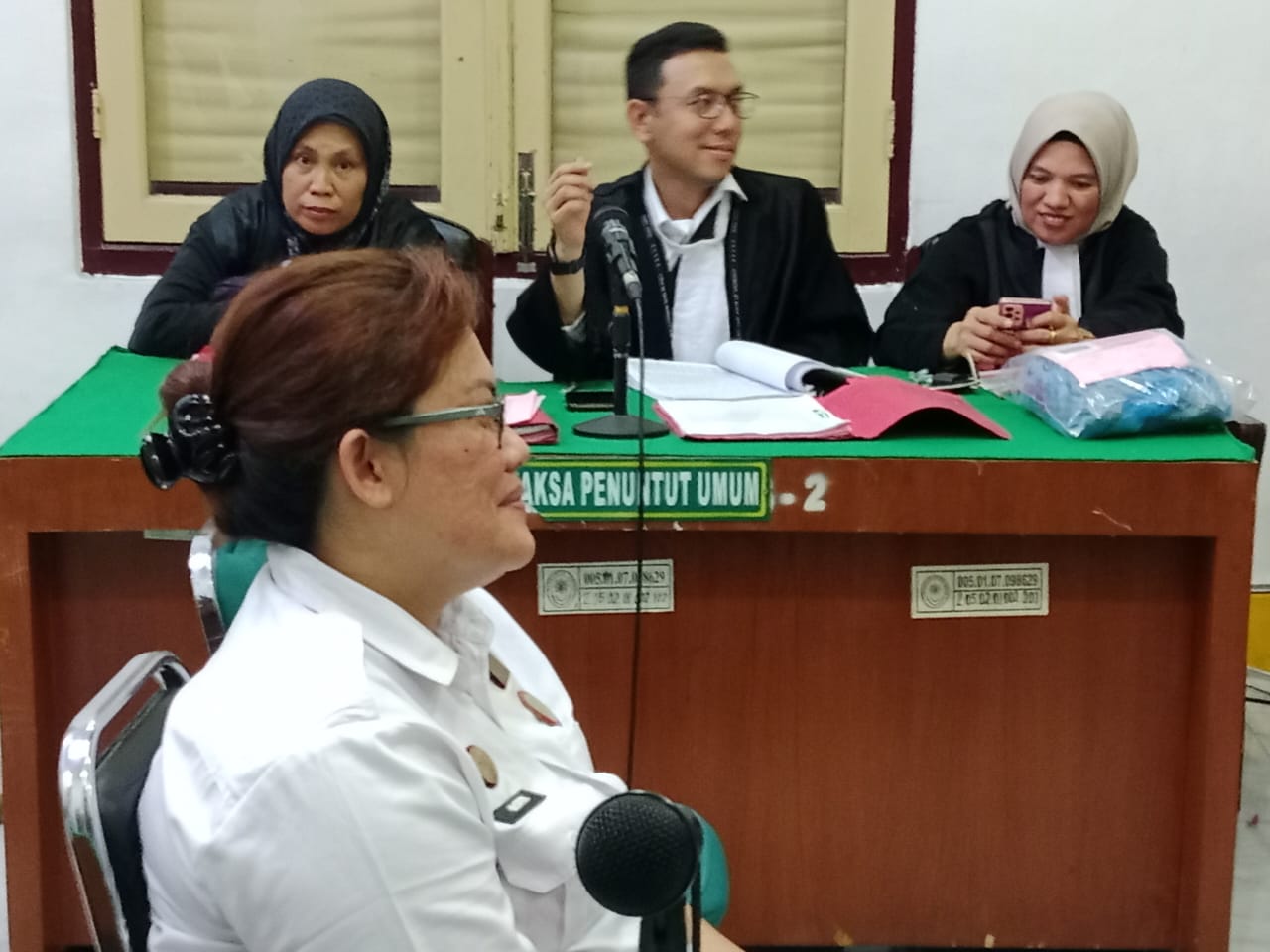 JALANI SIDANG: dr Dwi Upayana Bastanta Barus saat duduk di kursi pesakitan menjalani sidang dalam perkara lalu lintas yang dilakukannya pasca menabrak seorang lansia, Rabu (12/2/2025) sore. (AGUSMAN)