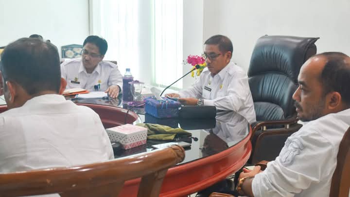 PIMPIN: Plt Sekdako Tebingtinggi Kamlan Mursyid ketika memimpin kegiatan rapat bersama OPD terkait pelaksanaan Ramadhan Fest tahun 2025.(SOPIAN/SUMUT&nbsp;POS)