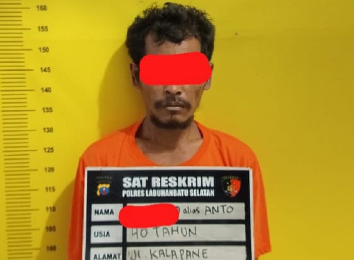 DIAMANKAN: Anto, pelaku cabuli anak hingga melahirkan saat diamankan di Polres Labusel. KHAIRUDIN/SUMUT&nbsp;POS