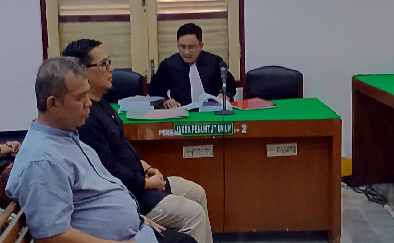 TUNTUTAN: Eks Sekdis Kesehatan, Aris Yudhariansyah dan Ferdinand Hamzah Siregar selaku PPK menjalani sidang tuntutan di Pengadilan Tipikor Medan, Kamis (13/2). AGUSMAN/SUMUT&nbsp;POS