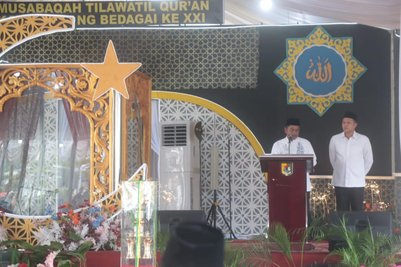 PEMBUKAAN: Bupati Sergai H.Darma Wijaya didampingi  Wakil Bupati Sergai  Adlin Tambunan saat berikan kata sambutan pembukaan MTQ Kabupaten Sergai di Sei Rampah, ( 13/2 ).&nbsp;FADLY/SUMUT&nbsp;POS