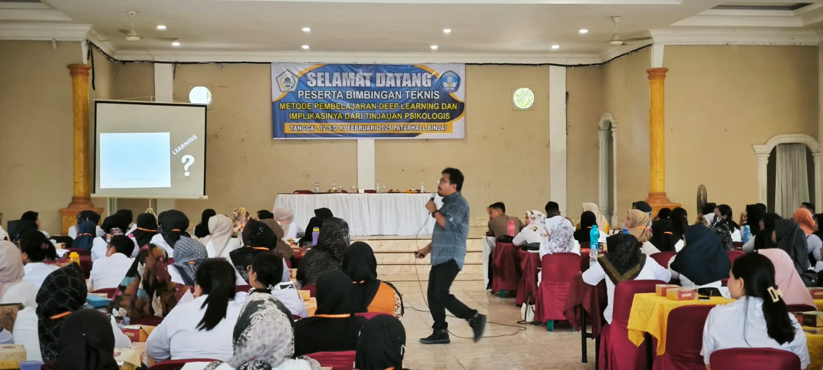BIMTEK: Kepala SMP Negeri 14 Binjai, Edi Salim Chaniago saat menjadi pemateri dalam kesempatan&nbsp;bimtek.(Teddy Akbari/Sumut Pos)