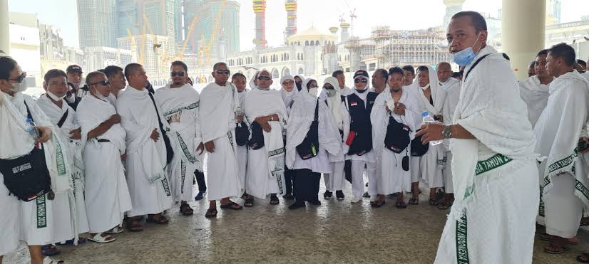 HAJI: Jamaah haji asal Indonesia saat menunggu bus untuk kembali ke hotel.