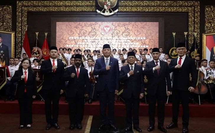 LANTIK: Deddy Corbuzier dan lainnya saat dilantik menjadi staf di Kementerian Pertahanan RI.