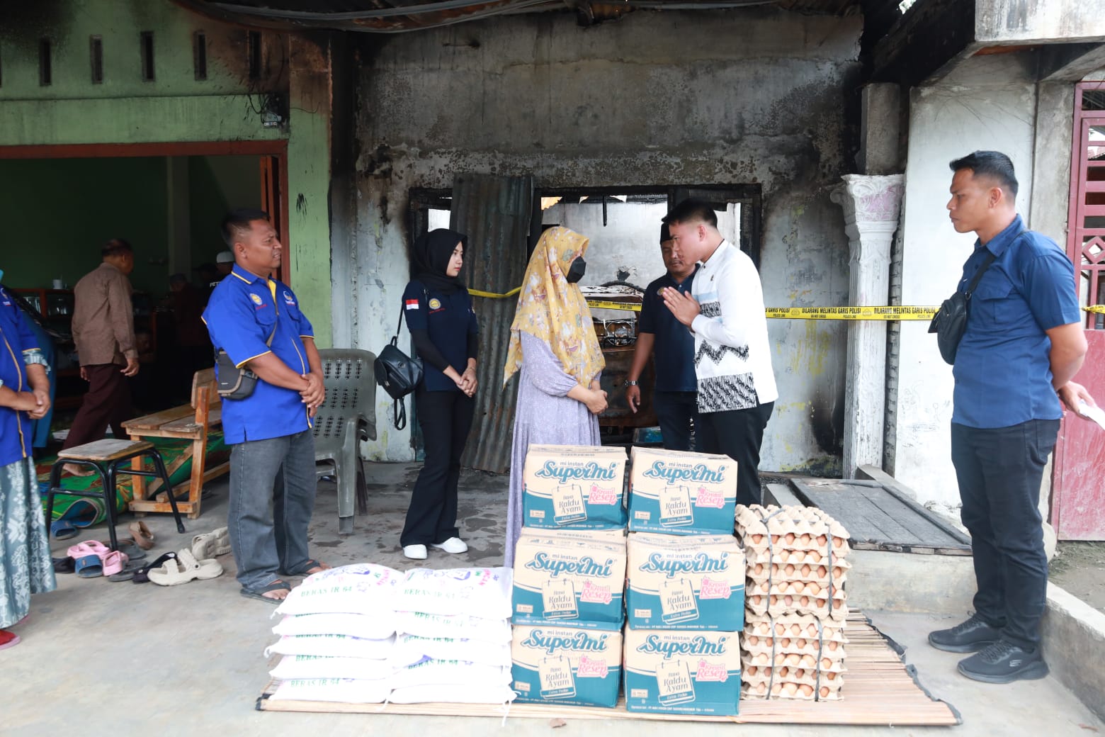 BANTUAN: Ricky Anthony, Wakil Ketua DPRD Sumut (dua dari kanan) saat turun memberi bantuan di rumah Muslimah, korban kebakaran&nbsp;di&nbsp;Stabat.(Istimewa/Sumut Pos)