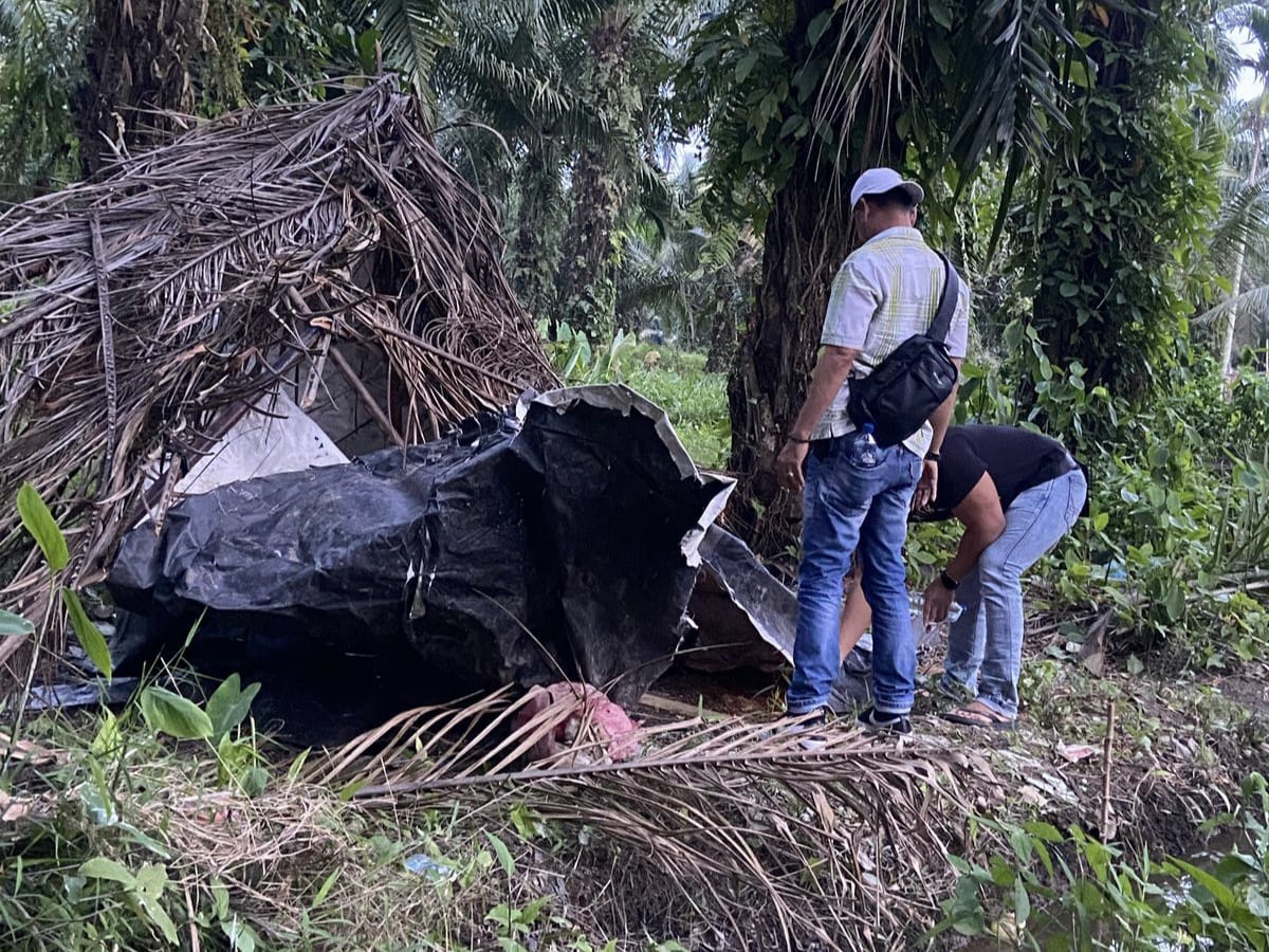 BAKAR: Anggota Satresnarkoba Polres Langkat saat turun ke sebuah gubuk yang diduga menjadi lokasi penyalahgunaan&nbsp;narkotika.(Istimewa/Sumut Pos)