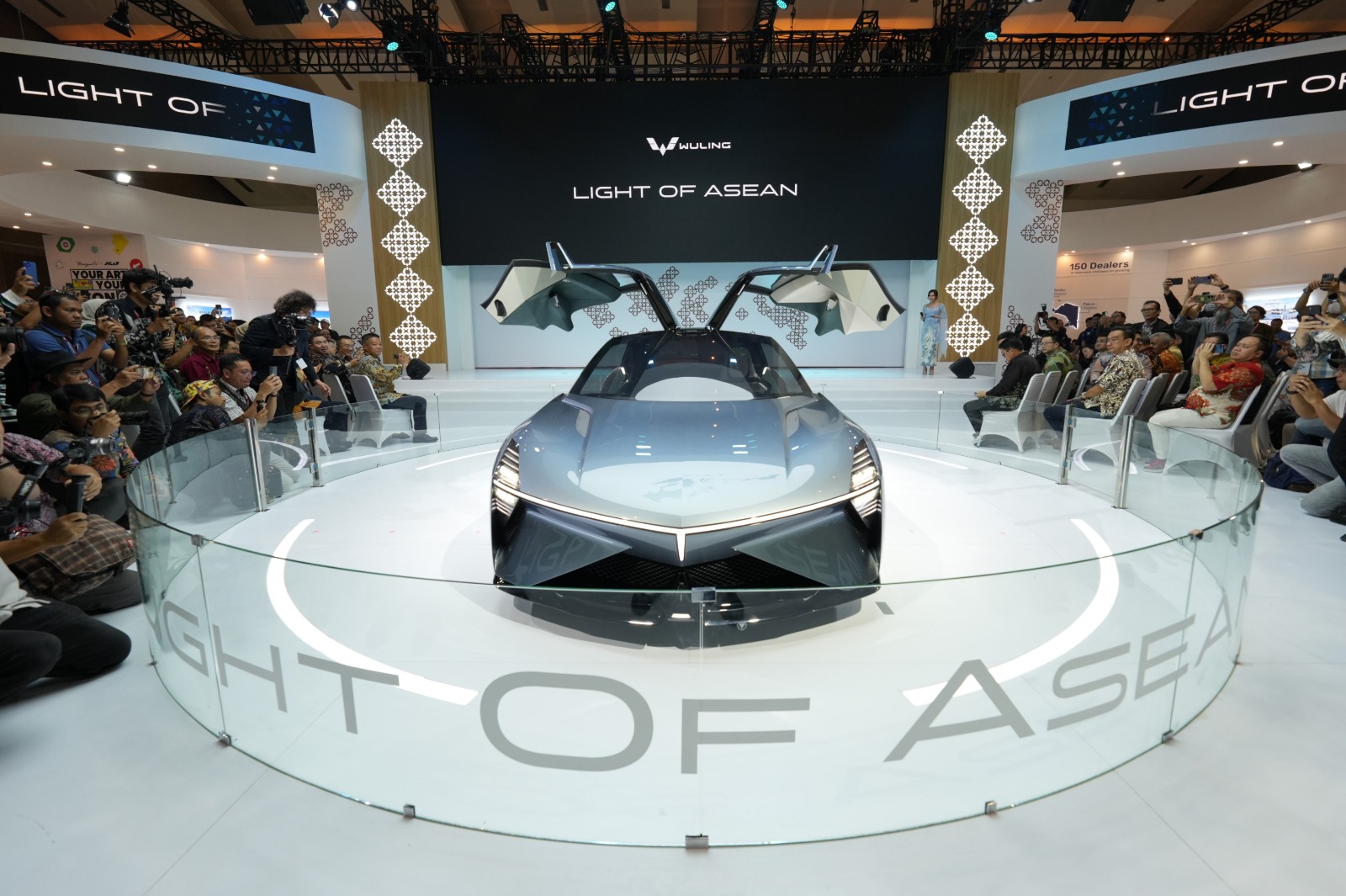 INOVATIF: Light of ASEAN memiliki desain yang inovatif mulai dari struktur cross-star cone di area depan, pintu bergaya sayap camar yang futuristik, hingga spoiler di belakang mobil.