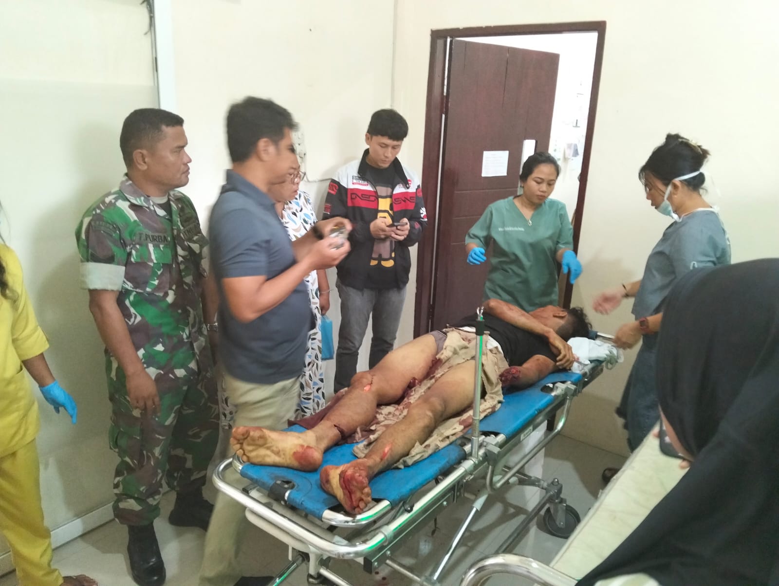 DIBACOK: Korban tak berdaya saat mendapat pertolongan&nbsp;di&nbsp;rumah&nbsp;sakit. Istimewa/Sumut Pos