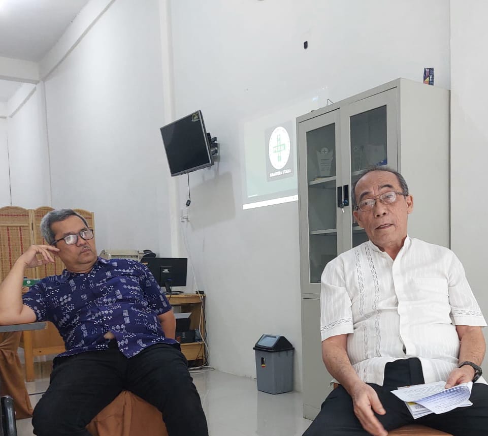 KETERANGAN: Ketua PERSI wilayah Sumut dr Syaiful M Sitompul (kanan) saat memberikan keterangan kepada wartawan, Jumat&nbsp;(14/2/2025).