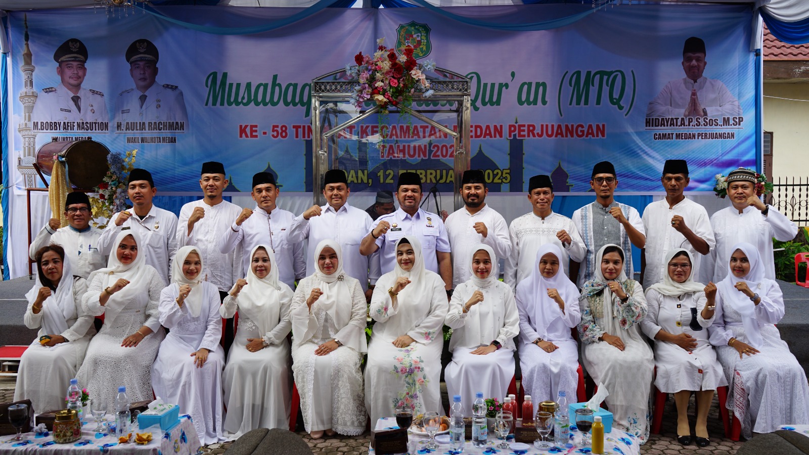 BERSAMA: Camat Medan Perjuangan, Hidayat, AP, S.Sos, M.SP dan Sekcam, Faisal Harahap, S.Kom, MAP diabadikan bersama Qori-Qoriah yang juara pada MTQ ke-58 Tingkat Kecamatan Medan Perjuangan.&nbsp;TOMMY/SUM