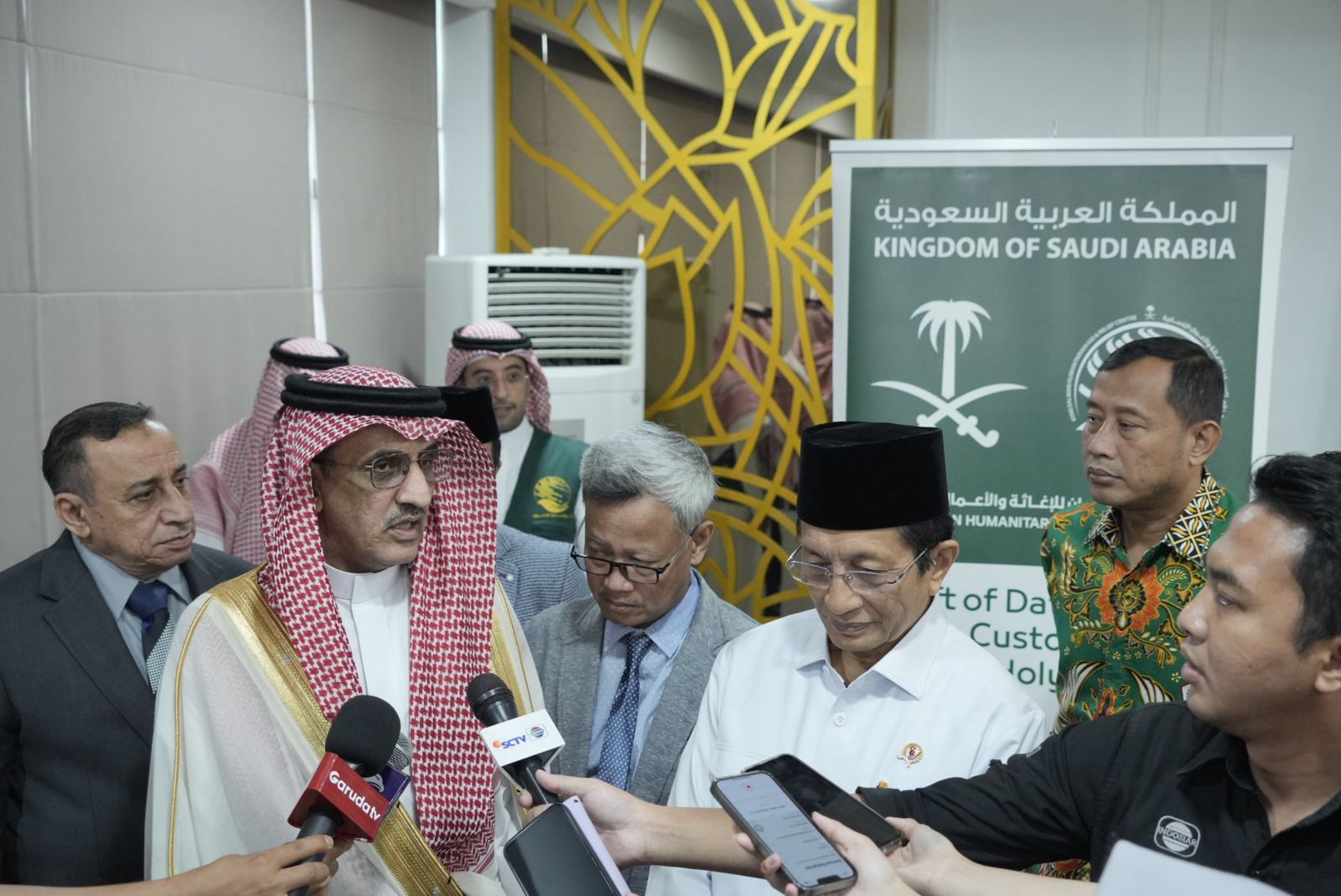 KURMA: Duta Besar Arab Saudi untuk Indonesia, Faisal Abdulah H. Amodi, memberikan bantuan kurma kepada Menteri Agama, Nasaruddin Umar.