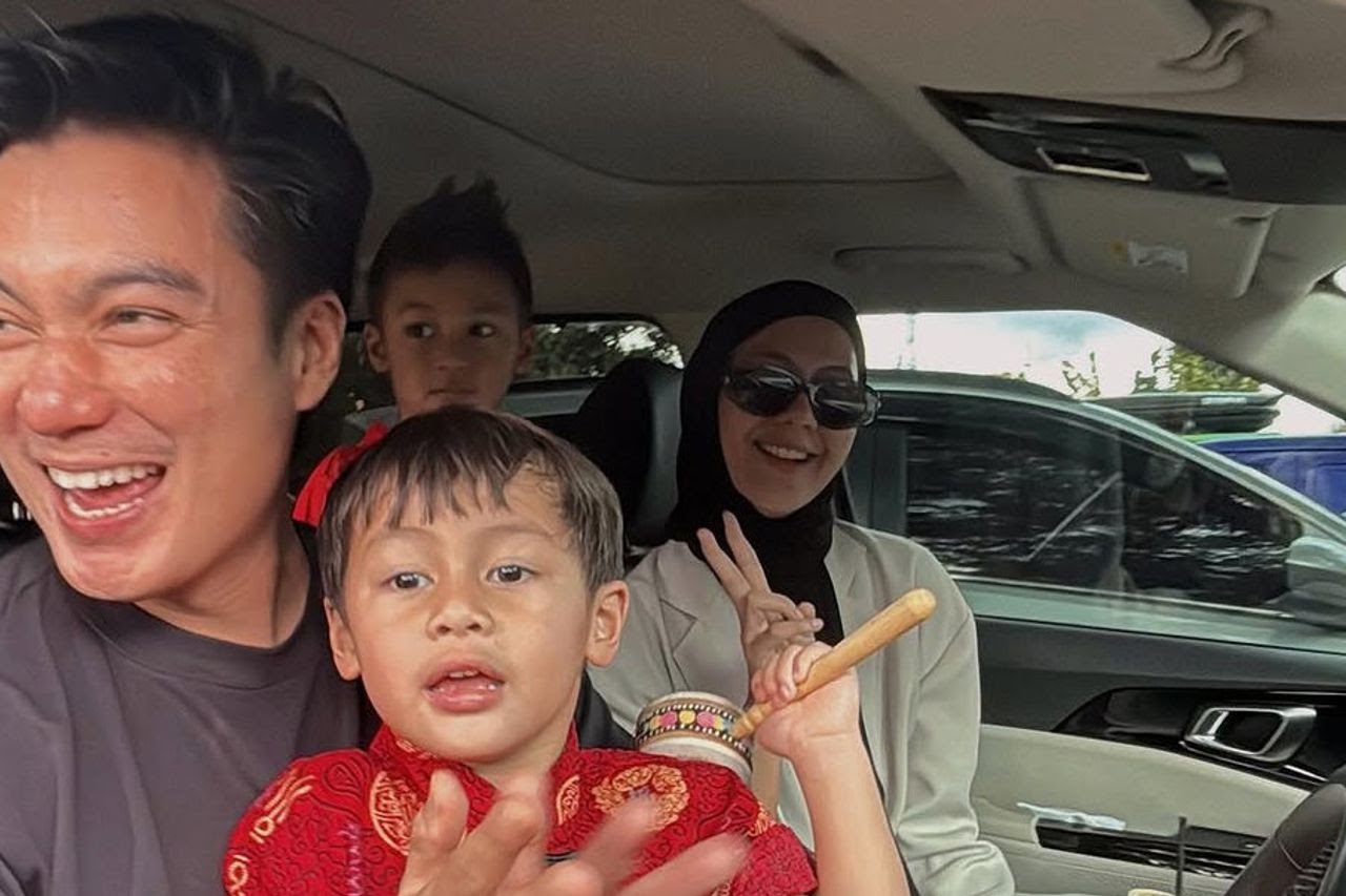 BERSAMA: Baim Wong dan Paula Verhoven membagikan foto bersama anak- anaknya saat liburan Imlek 2025.