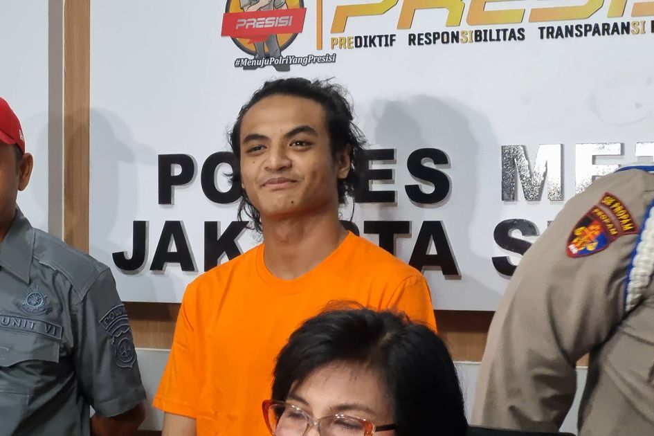 SENYUM: Vadel Badjideh tampak tersenyum saat rilis kronologi persetubuhan dengan anak di bawah umur.
