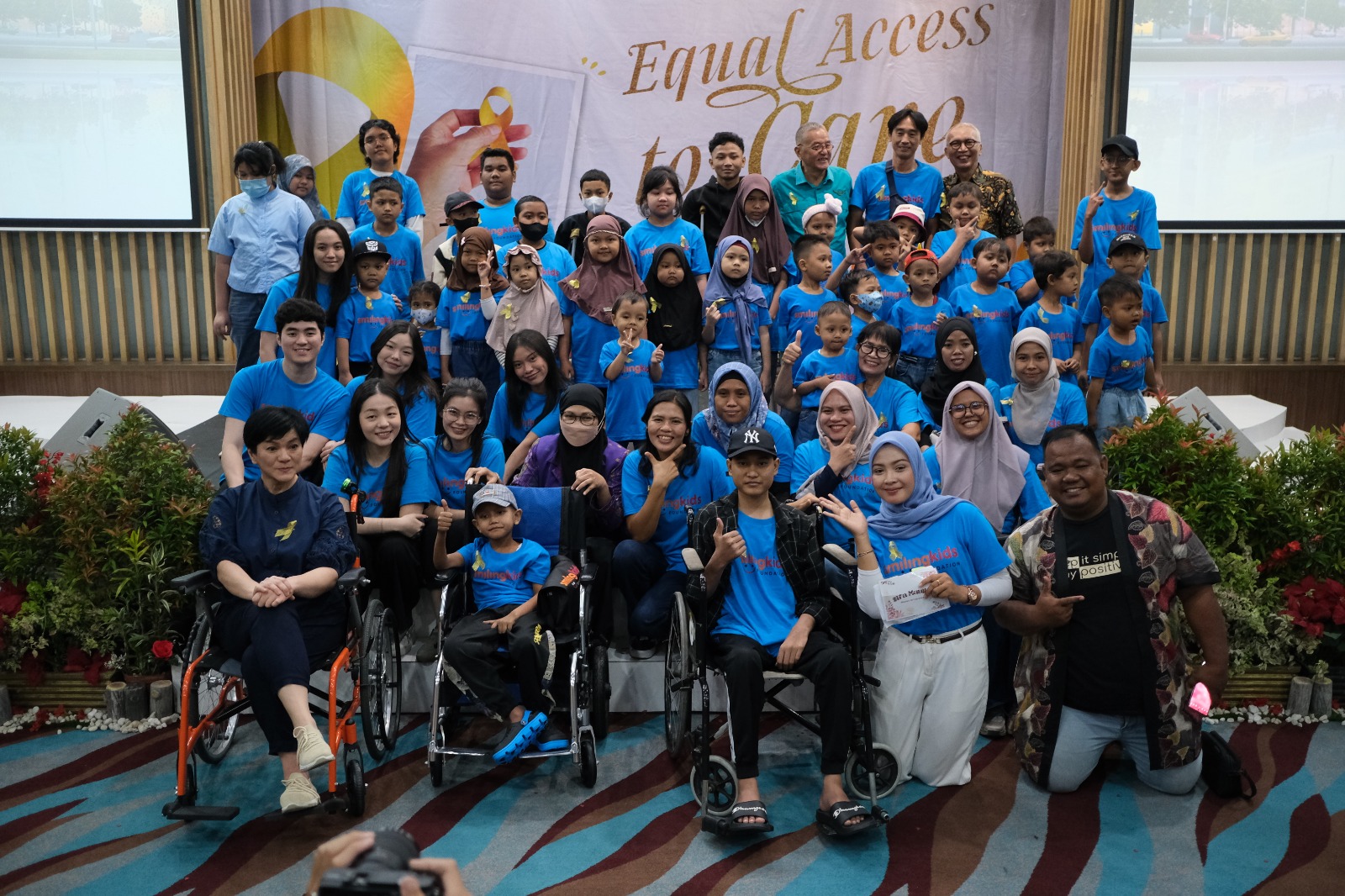 Ketua Umum Smilingkids Foundation Jenny Ong (duduk paling kiri) bersama anak-anak dampingan Smilingkids Foundation pada peringatan Hari Kanker Anak Sedunia di RS Murni Teguh Medan, Sabtu (15/2/2025).