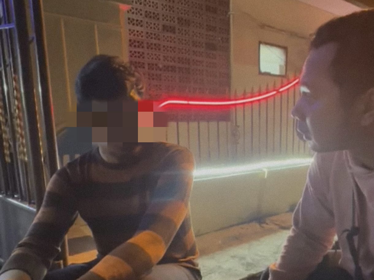 DIINTEROGASI: GA saat diinterogasi tim patroli usai ditangkap diduga saat potong kabel provider internet.(Potongan video/Sumut Pos)
