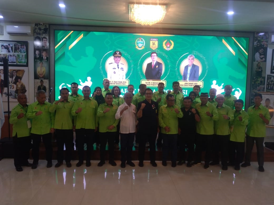 BERSAMA: Ketua Umum KONI Sumut John Ismadi Lubis didampingi Ketua Pengprov FORKI Sumut Tun DR H Rahmat Shah bersama peserta Rakerprov FORKI Sumut di Rahmat Gallery, Sabtu (15/2).&nbsp;(dok&nbsp;pribadi)