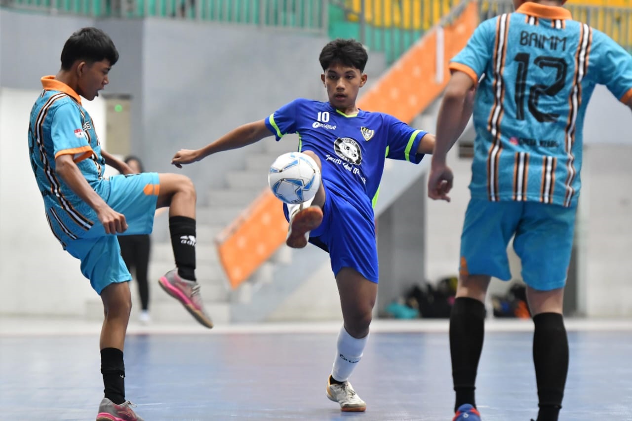 DIJAGA: Pemain Bersama FS dijaga ketat dua pemain Speranza.&nbsp;(dok&nbsp;pribadi)
