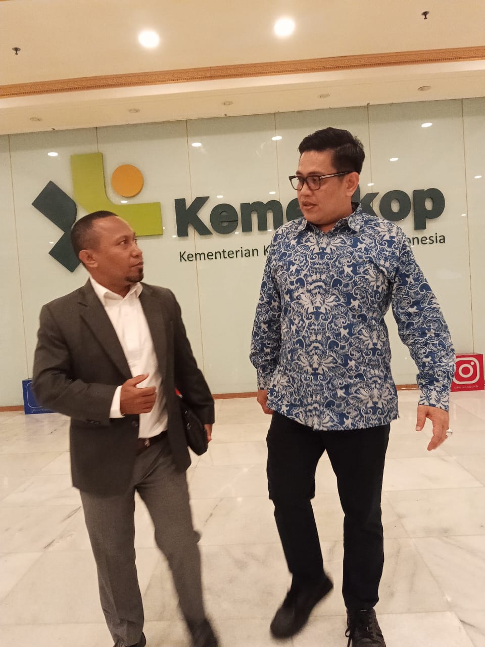 BERFOTO: Ketua KPI Devis Karmoy berfoto dengan Deputi Bidang Pengembangan Usaha Koperasi, Kemenkop, Panel Barus, di depan gedung Kemenkop, Jakarta, Sabtu (15/2/2025) usai audiensi.