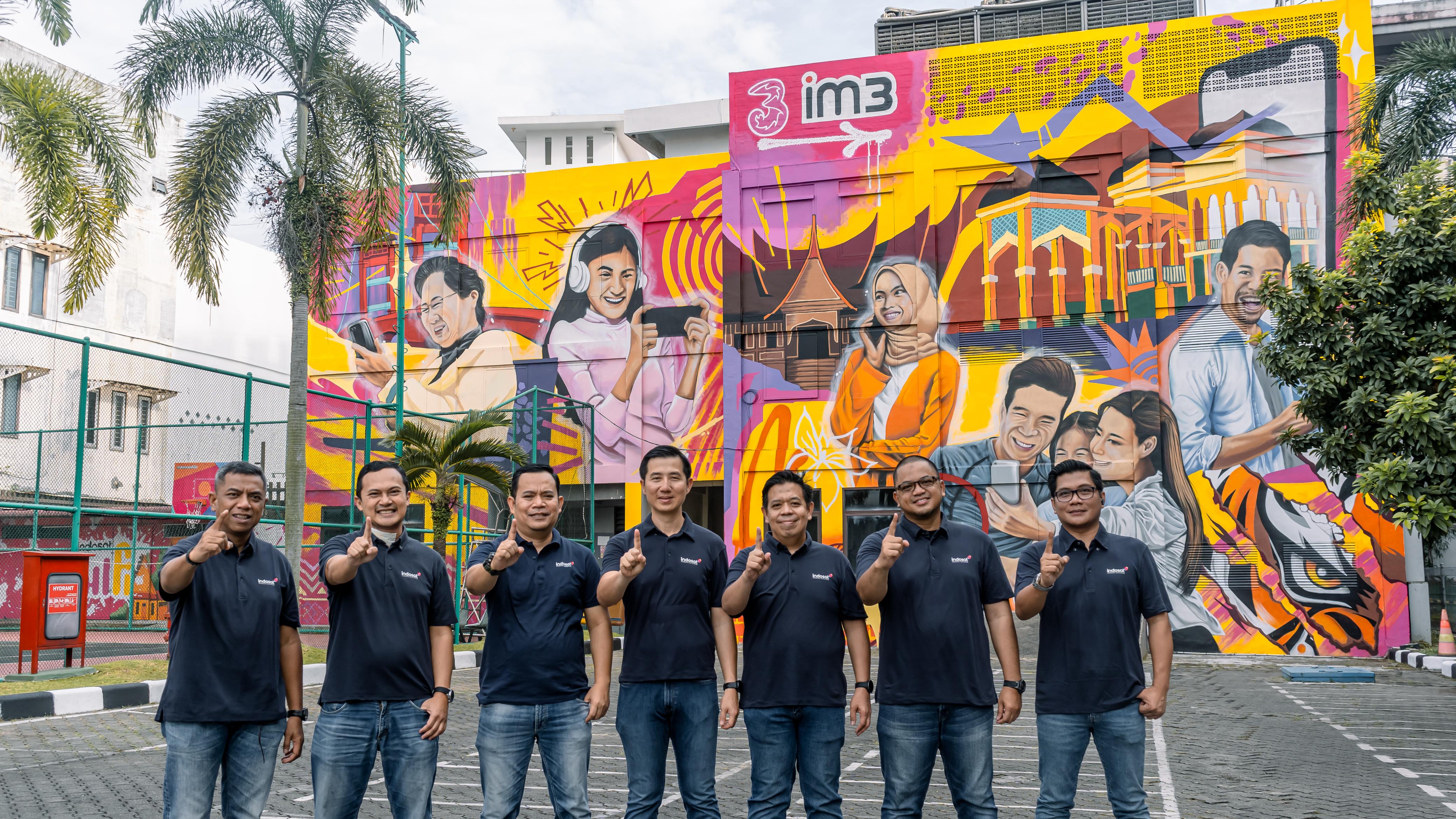 MURAL: Seniman lokal Medan saat mengerjakan mural di kantor Indosat Medan. (Dok: Indosat)
