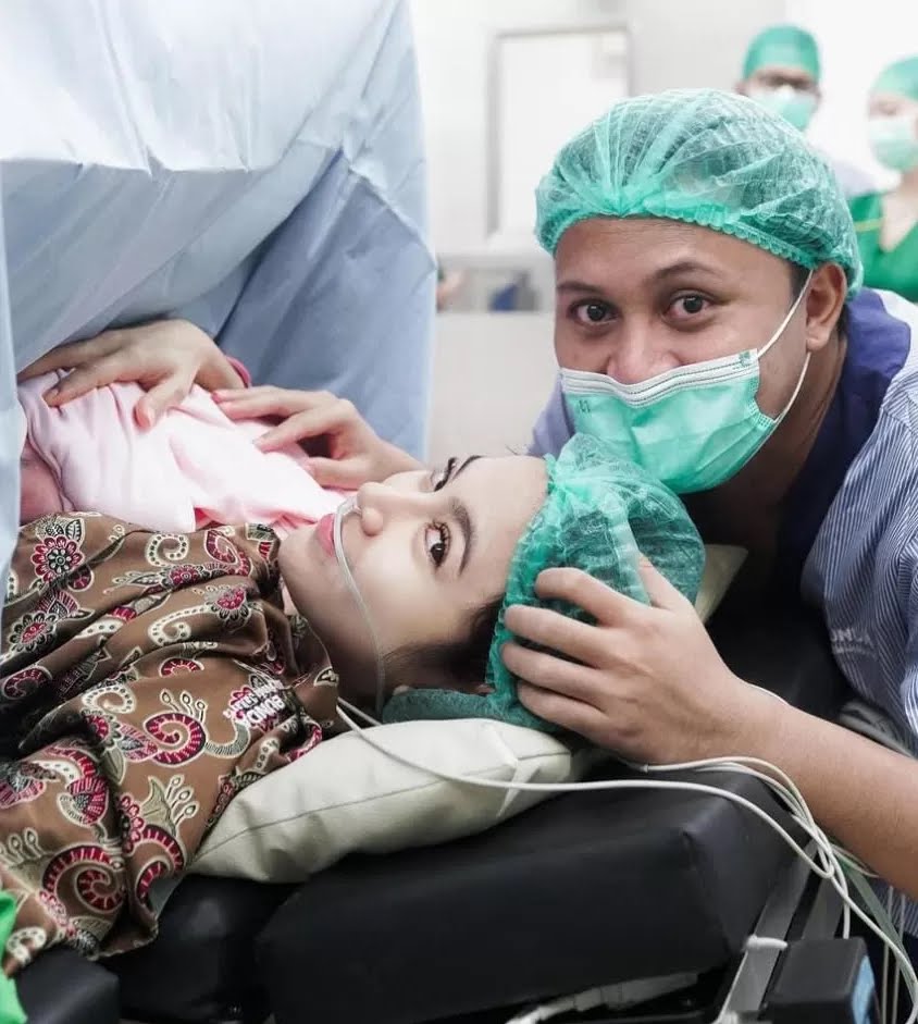 LAHIRAN: Rizky Febian saat menemani sang isteri, Mahalini melahirkan.