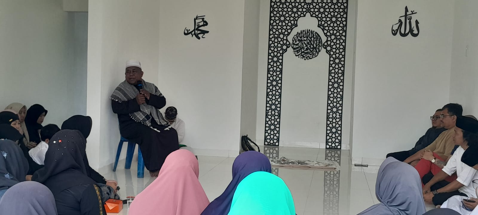 TASYAKURAN: Ustad Razali Taat saat memberikan tausiah pada tasyakuran Pondok Qur