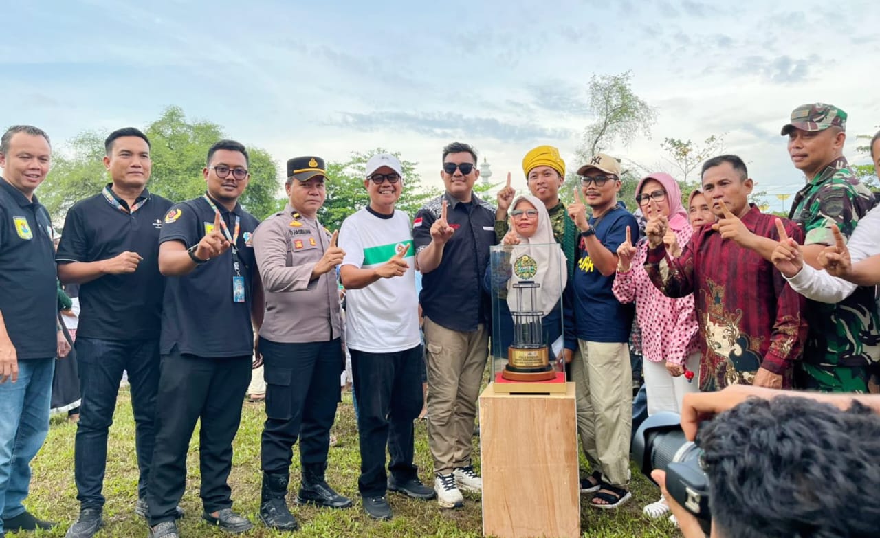 DiABADIKAN : Ketua KONI Sergai H Usman Effendi Sitorus diabadikan bersama panitia dan petugas pengamanan&nbsp;SOMB&nbsp;2026.