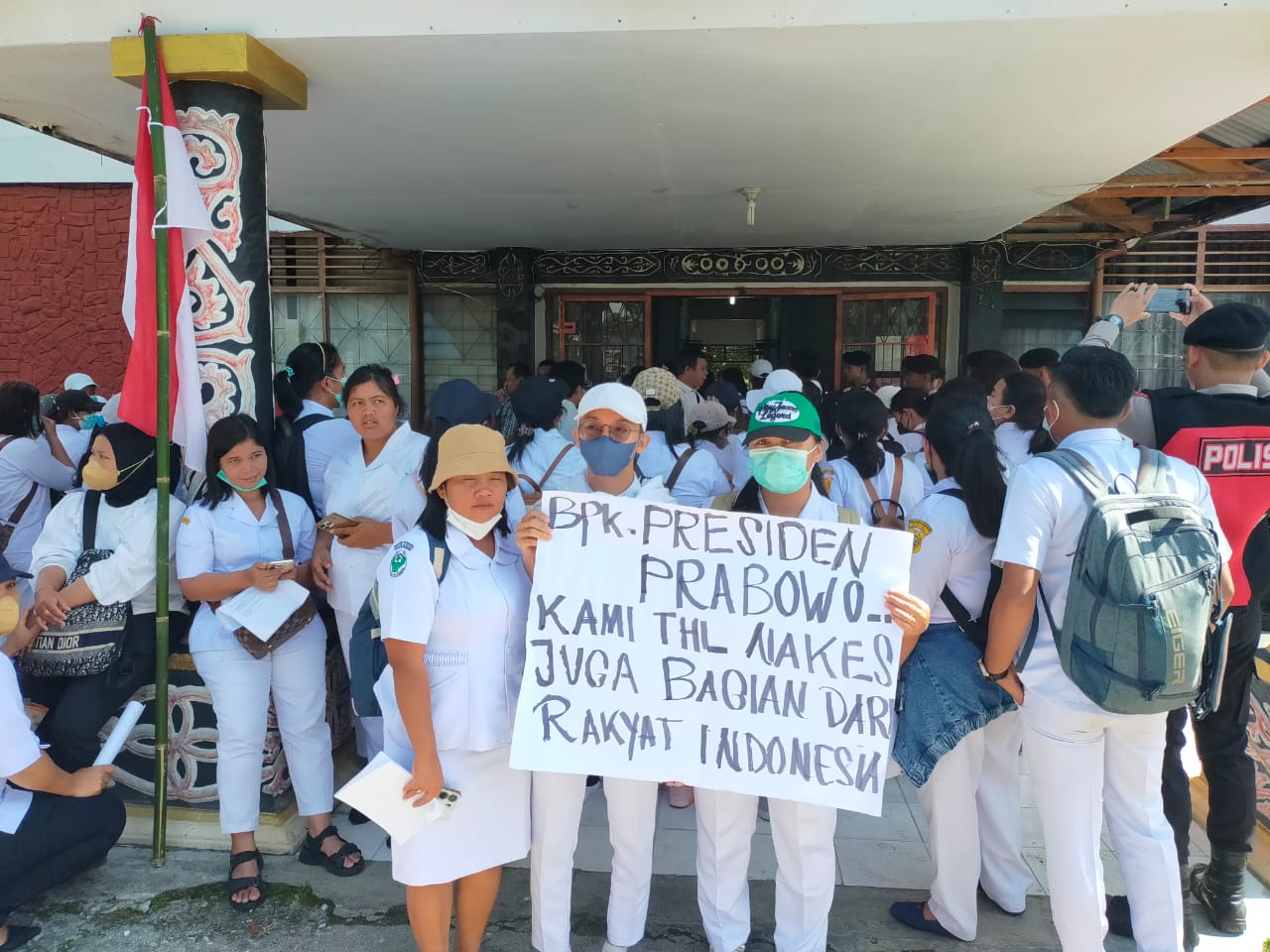 UNJUKRASA: Ratusan THL Nakes Pemkab Dairi menggelar unjukrasa ke Kantor DPRD Dairi. Mereka mendesak agar dipekerjakan kembali dan di SK-kan, Senin (17/2/2025).RUDY SITANGGANG/SUMUT&nbsp;POS.