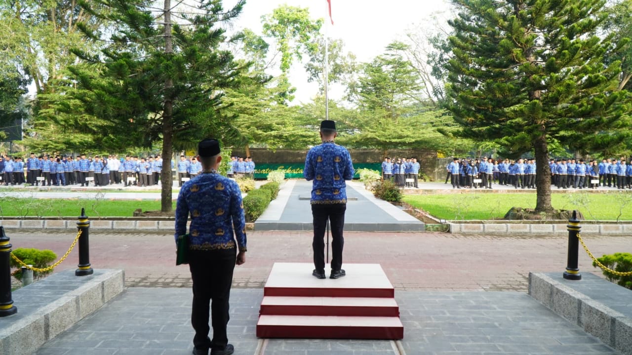 APEL: Sekda Langkat, Amril saat menjadi pembina dalam apel gabungan di halaman&nbsp;kantor&nbsp;bupati.(Diskominfo Langkat/Sumut Pos)