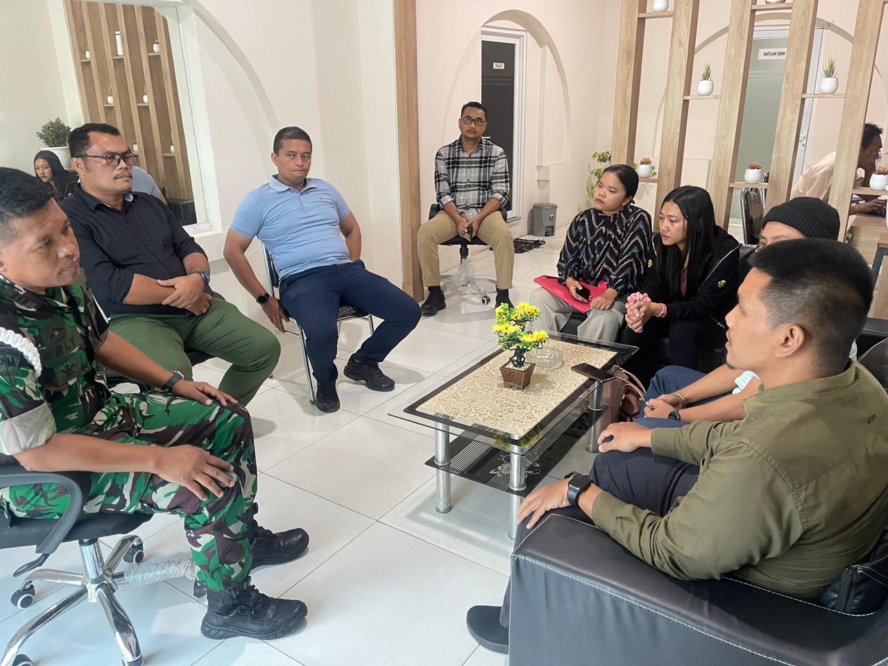 PERTEMUAN: Danpomdam I/Bukit Barisan, Kolonel CPM Uncok Anggiat Simanjuntak saat bertemu Eva Meliani Pasaribu, putri korban wartawan Tribrata TV, Sempurna Pasaribu. Sumut Pos/Dokumen&nbsp;Pribadi