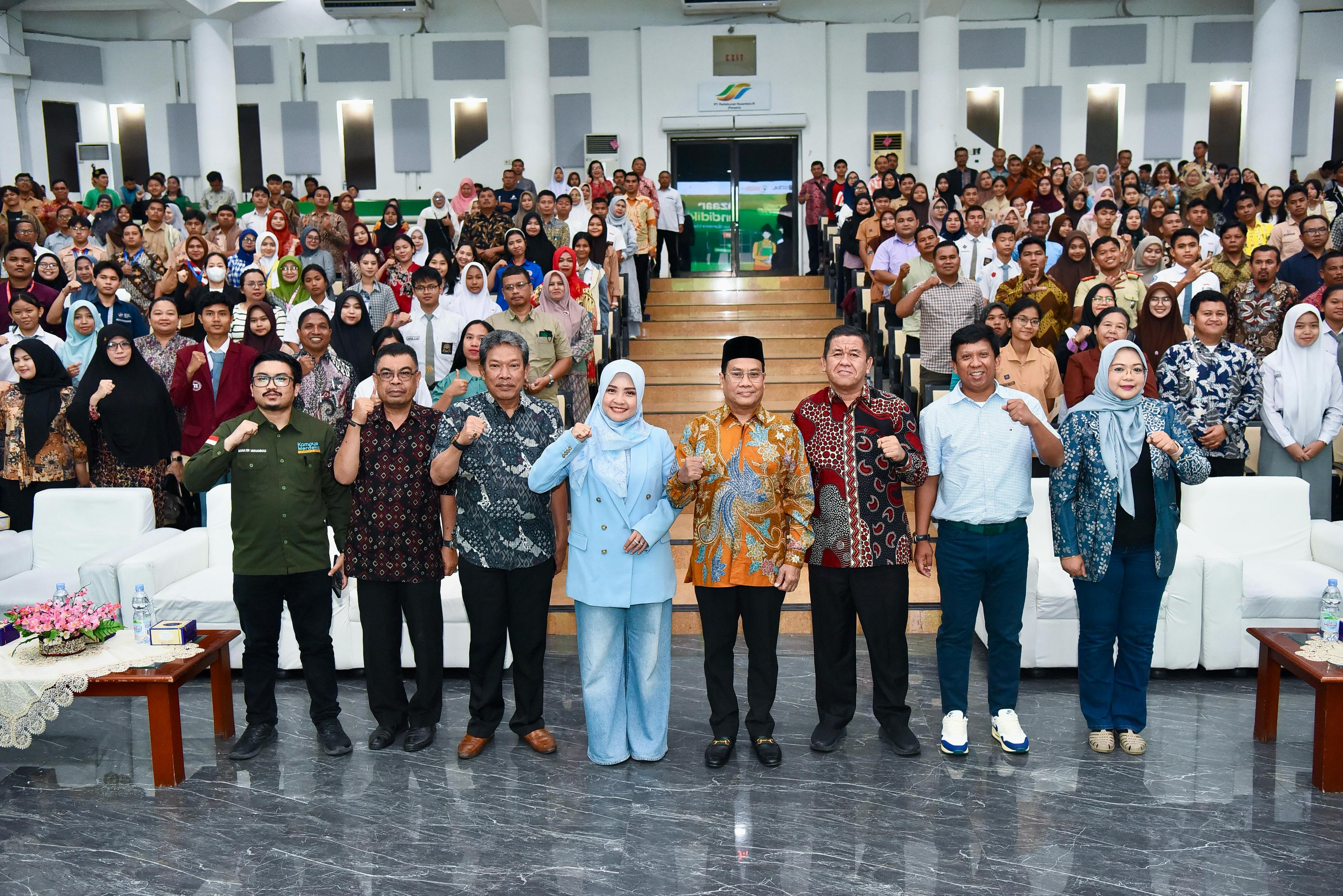 BERSAMA: Kepala Badan Evaluasi Program Prioritas USU Ikhsan Siregar, Direktur Direktorat Prestasi Mahasiswa dan Hubungan Kealumnian USU Rahma Yurliani, dan Kepala Humas Promosi.